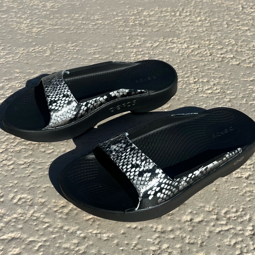 Oofos Ooahh slid. Black and silver snake print. Women Size 8.